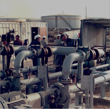 Ouvriers dans une usine d'hydrocarbure